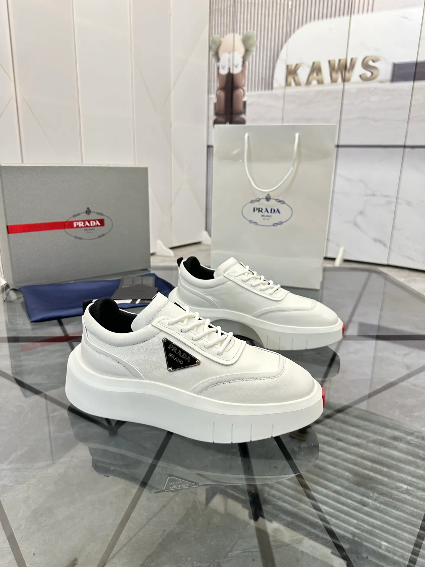 Selling men's shoes 💰: 💰P560¥ High-end top quality Product trademark: Prada * "Prada*" low-top casual shoes Regular size: 35-45 (can be customized to 46) Couple style Product material: imported first-layer cowhide leather upper, breathable lining, original outsole. No.: H201